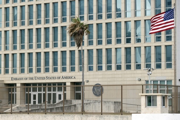 Blick auf die US-Botschaft in Havanna, während Gespräche zwischen Washington und Kuba derzeit festgefahren sind. Foto: epa/Ernesto Mastrascusa