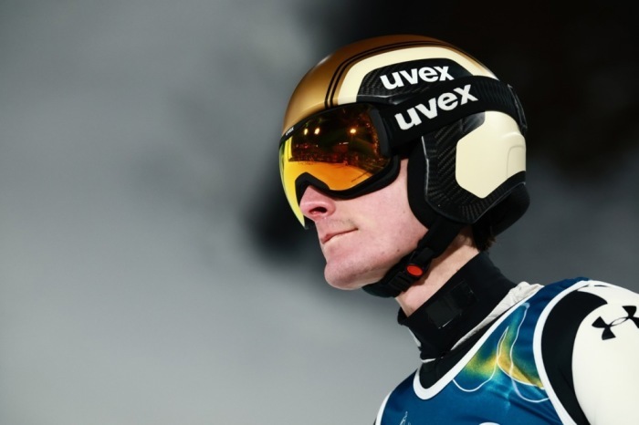 Domen Prevc aus Slowenien springt beim Super-Team-Wettbewerb im Skispringen der Olympischen Winterspiele Milano Cortina 2026 in Predazzo. Foto: epa/Hannibal Hanschke