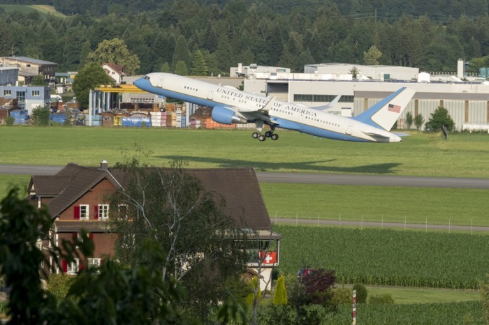 Das Regierungsflugzeug Air Force Two mit US-Vizepräsident JD Vance an Bord hebt am Montagabend vom Militärflugplatz Emmen in Richtung Washington ab. Foto: EPA/Urs Flueeler
