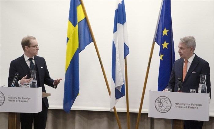 Der finnische Außenminister Pekka Haavisto (R) trifft den schwedischen Außenminister Tobias Billstrom (L) im Hanasaari Gongres Zentrum in Helsinki. Foto: epa/Mauri Ratilainen
