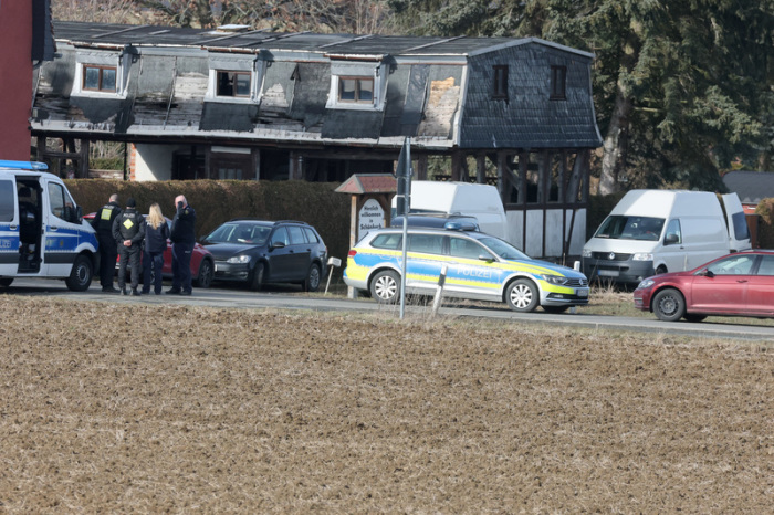 Polizisten stehen vor einem Grundstück in Schönbach, einem Ortsteil von Neumark. Foto: Bodo Schackow/dpa