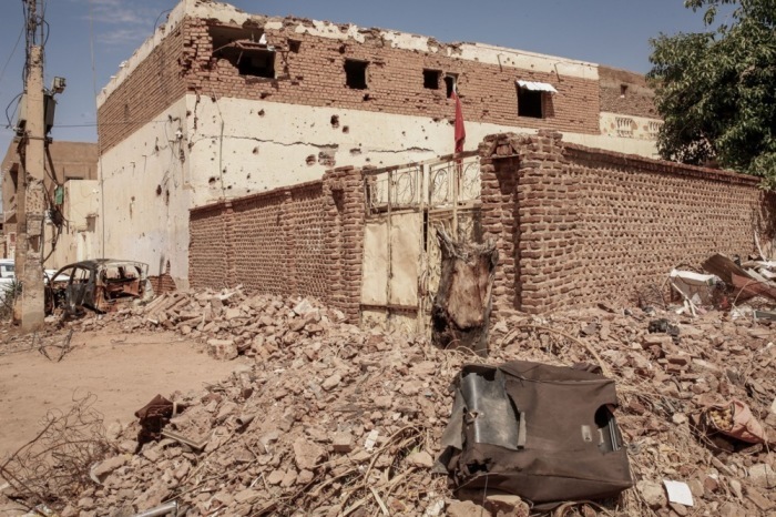 Verlassener Laderaum vor einem beschädigten Gebäude in Omdurman. Foto: epa/Sara Creta