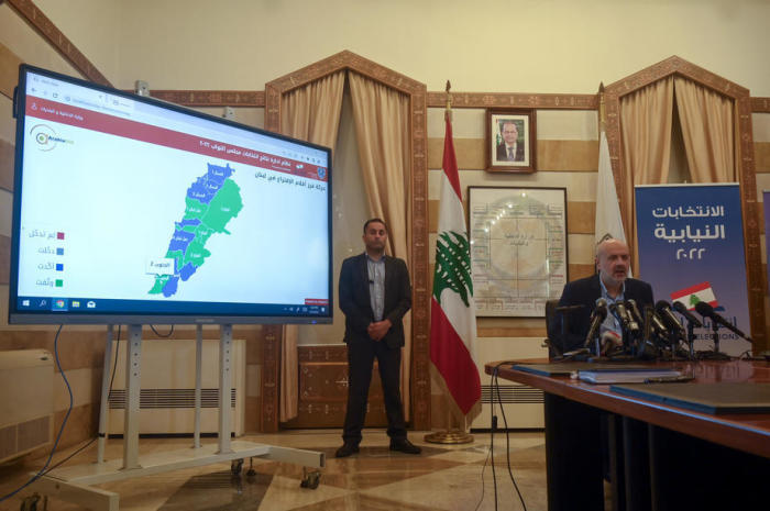 Der libanesische Innenminister Bassam Mawlawi (R) spricht während einer Pressekonferenz im Innenministerium in Beirut. Foto: epa/Wael Hamzeh