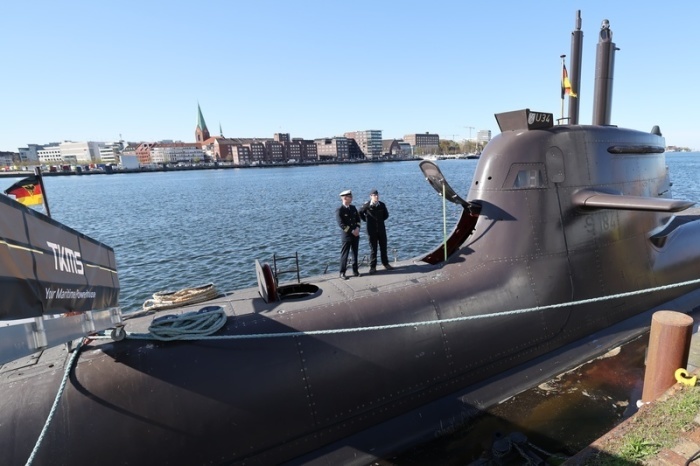 Ein U-Boot der Klasse 212A liegt beim Kieler Hersteller TKMS am Kai. Dort werden Pistorius und sein indischer Amtskollege erwartet. Foto: dpa/Christian Charisius