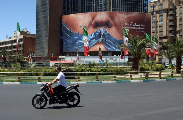 Anti-US-Plakat mit Donald Trump prägt den Verkehr am Valiasr-Platz in Teheran während neuer diplomatischer Gespräche. Foto: epa/Abedin Taherkenareh