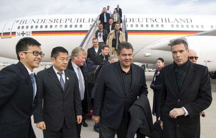  Der deutsche Botschafter in Peking, Michael Clauss (r.). Foto: epa/Bernd Von Jutrczenka