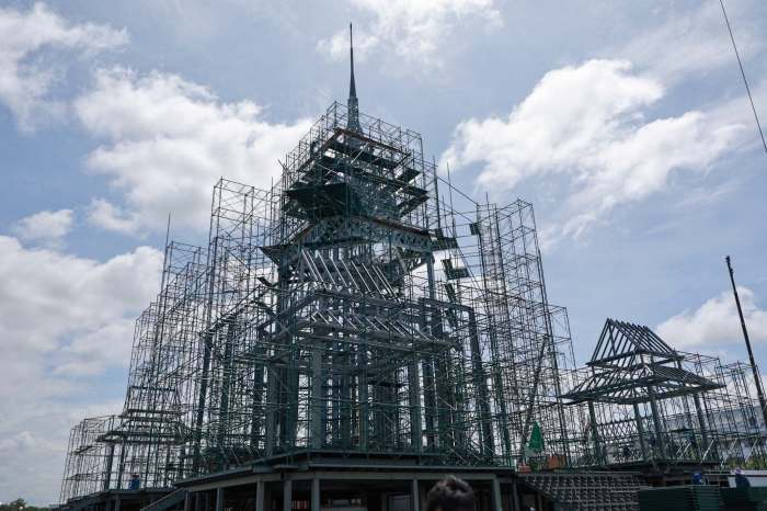 Königliches Krematorium nimmt Form an Fertigstellung des Komplexes bis Ende Oktober geplant BANGKOK: Die Bauarbeiten für den königlichen Krematoriumskomplex für die Einäscherungszeremonie von Königinmutter Sirikit verlaufen nach Angaben der zuständigen Be