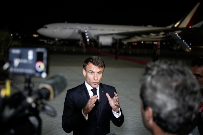 Emmanuel Macron, der französische Präsident, spricht auf dem Rollfeld des Flughafens von Kairo mit Journalisten, während er abfliegt. Foto: epa/Hristophe Ena