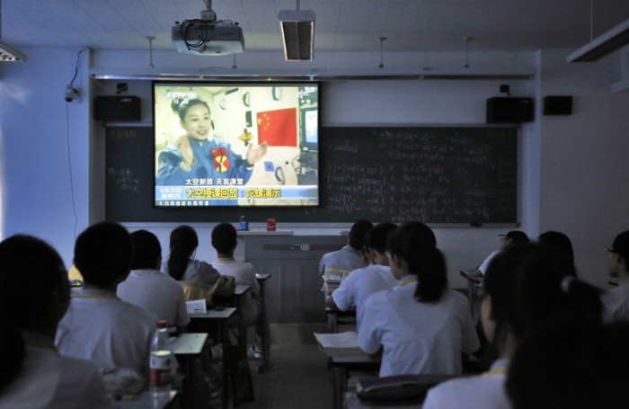  Schüler erhalten Physikunterricht aus dem Raumlabor «Tiangong 1». (Archivbild). Foto: epa/How Hwee Young