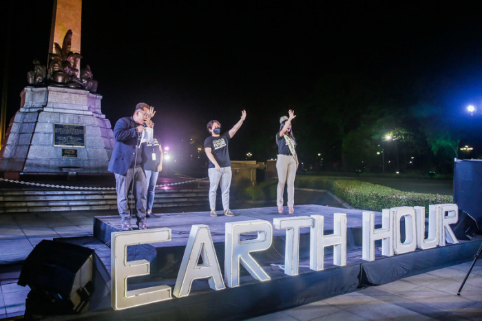 Umweltschützer winken den Zuschauenden während ihres Programms im Rizal Park bei der jährlichen Earth Hour (Erdstunde). Foto: Rouelle Umali/Xinhua/dpa
