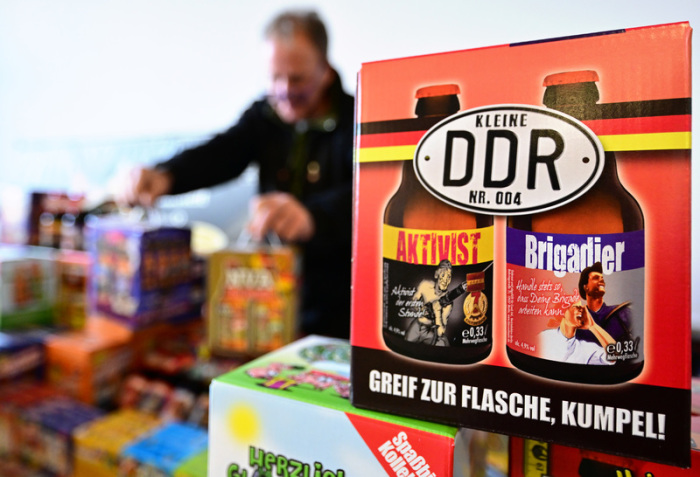 Biere in nostalgischen Verpackungen werden während der «Ostpro Erfurt 2023» verkauft. «Früher war mehr Lametta!» - erinnert sich der Opa in Loriots «Weihnachten bei Hoppenstedts». Doch stimmt das wirklich? Wann ein biss... Foto: Martin Schutt/dpa