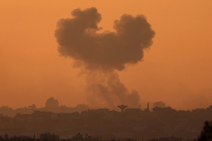 Rauchwolken nach einem Luftangriff auf den nördlichen Teil des Gaza-Streifens. Foto: epa/Atef Safadi