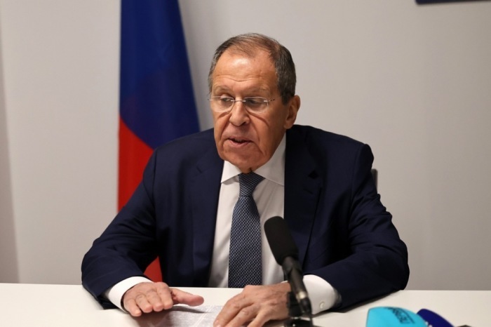 Der russische Außenminister Sergej Lawrow nimmt an einer Pressekonferenz anlässlich des 31. Ministerrats der Organisation für Sicherheit und Zusammenarbeit in Europa (OSZE) in Ta' Qali teil. Foto: epa/Domenic Aquilina