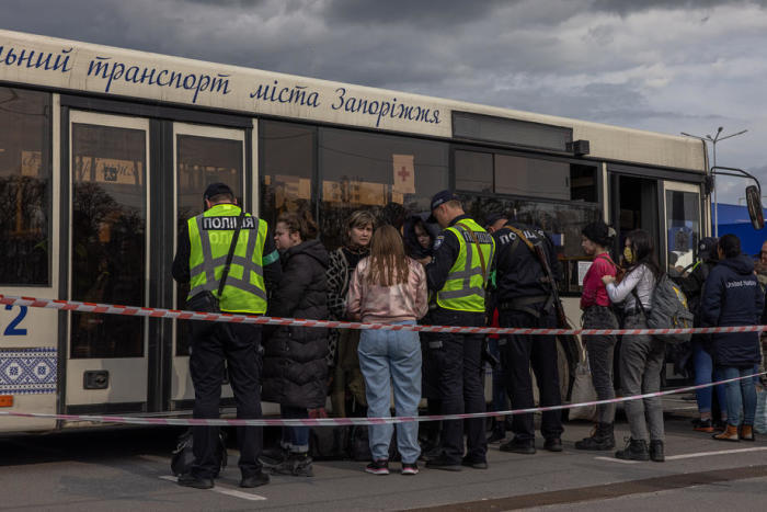 Menschen, die aus dem Stahlwerk Azovstal, der Stadt Mariupol und den umliegenden Gebieten evakuiert wurden, versammeln sich, nachdem sie in Bussen am Evakuierungspunkt in Saporischschja angekommen sind. Foto: epa/Andreas Schaad