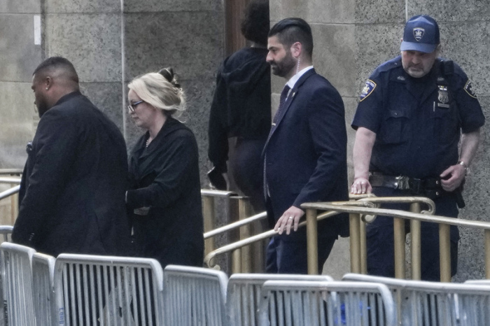 Stormy Daniels (2.v.l.) verlässt das Gerichtsgebäude in New York. Foto: Seth Wenig/Ap/dpa