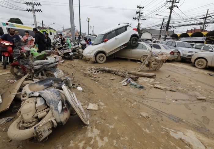 Schwere Überschwemmungen im November des Vorjahres hatten in Hat Yai zahlreiche Straßen unter Wasser gesetzt und erhebliche Schäden verursacht. Foto: epa/Narong Sangnak