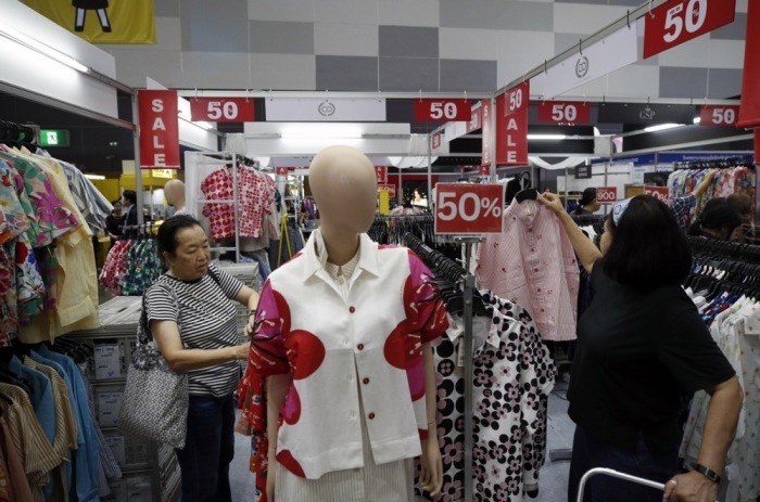 Der private Konsum blieb im Mai stabil. Gleichzeitig trübten geopolitische Spannungen das Verbrauchervertrauen in Thailand. Foto: epa/Rungroj Yongrit