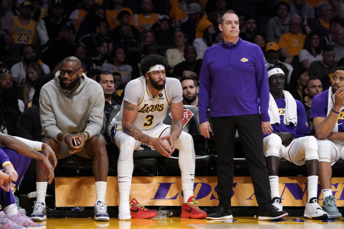 Los Angeles Lakers-Stürmer LeBron James (l) sitzt auf der Bank neben Stürmer Anthony Davis, während Cheftrainer Frank Vogel in der zweiten Halbzeit dabei ist. Foto: Mark J. Terrill/Ap/dpa