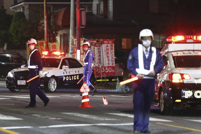 In der japanischen Stadt Nakano hat ein maskierter Mann nach Medienberichten Menschen mit einem Gewehr und einem Messer attackiert und mehrere von ihnen tödlich verletzt. Foto: Takuto Kaneko/Kyodo News/ap/dpa