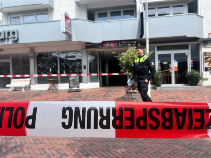 Ein Absperrband sichert den Einsatzort in Westerland auf Sylt, nachdem in einer belebten Einkaufsstraße Schüsse gefallen waren. Foto: dpa/Lea Albert