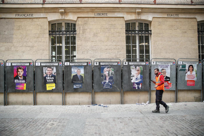 Werbetafeln für den Präsidentschaftswahlkampf in Paris. Foto: epa/Mohammed Badra