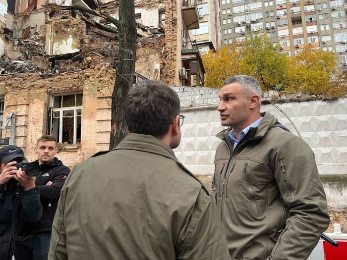 Marco Buschmann (FDP, vorn), Bundesminister der Justiz, spricht mit Kiews Bürgermeister Vitali Klitschko vor einem im Oktober 2022 durch einen Drohnenangriff zerstörten Haus. Foto: Anne-Beatrice Clasmann/dpa