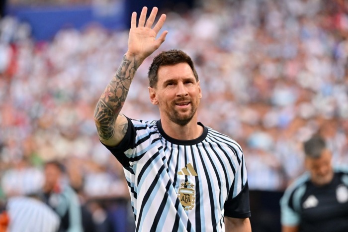 Lionel Messi winkt den Fans beim Aufwärmen vor dem WM-Gruppenspiel zwischen Argentinien und Algerien in Kansas City zu. Foto: epa/Amy Kontras