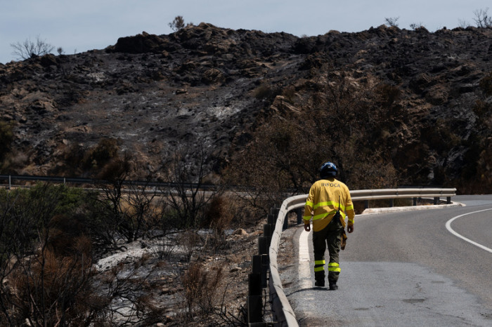 Ein Mitarbeiter der andalusischen Waldbrand-Spezialeinheit IFOCA ist bei Löscharbeiten nahe Los Gallardos in Almería im Einsatz. Foto: Francis Gonzalez/Sopa Images Via Zuma Press Wire/dpa