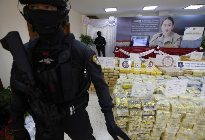 Sicherheitskräfte präsentieren beschlagnahmte Drogen im Wert von Milliarden Baht nach Großrazzien. Archivbild: epa-efe/Narong Sangnak