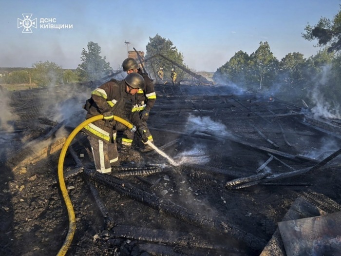 Nach Ablauf der dreitägigen Waffenruhe nehmen die russischen Drohnenangriffe auf Kiew und die Region wieder zu. Foto: epa/State Emergency Service Handout
