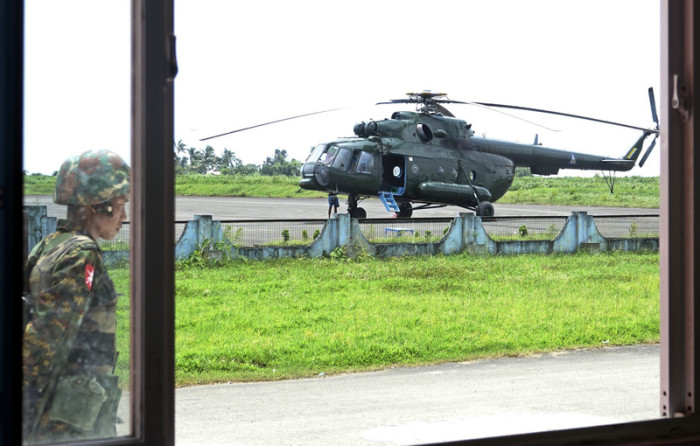  Ein Transport-Helikopter der Armee Myanmars steht am 28. August 2017 startbereit am Sittwe Airport, Rakhine, Myanmar. Foto: epa/Nyunt Win