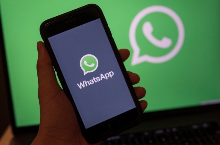 Das WhatsApp-Logo ist auf einem Smartphone zu sehen. Zum Jahreswechsel 2017 klagten zahlreiche Nutzer über Verbindungsprobleme des Messenger-Dienstes. Foto: EPA/Hayoung Jeon