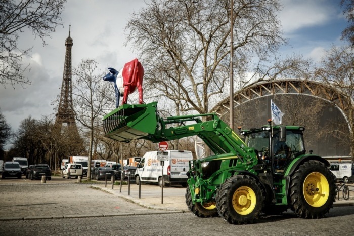 Demonstration französischer Milcherzeuger in Paris. Foto: epa/Yoan Valat