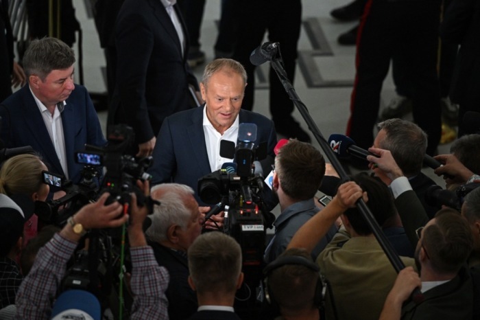 Donald Tusk spricht mit Journalisten im polnischen Parlamentsgebäude in Warschau. Foto: epa/Radek Pietruszka