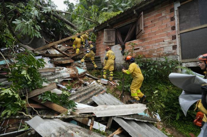 Rettungskräfte suchen nach Überlebenden, nachdem Überschwemmungen tödliche Erdrutsche ausgelöst haben. Foto: Andre Penner/Ap/dpa