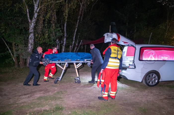 Einsatzkräfte bergen am Fluss Ilmenau eine Leiche. Bei der Suche nach dem Studenten, der nach einer Party im Kreis Lüneburg vermisst wurde, hat die Polizei am Abend die Leiche eines jungen Mannes gefunden. Foto: News5/René Schröder/news5/dpa