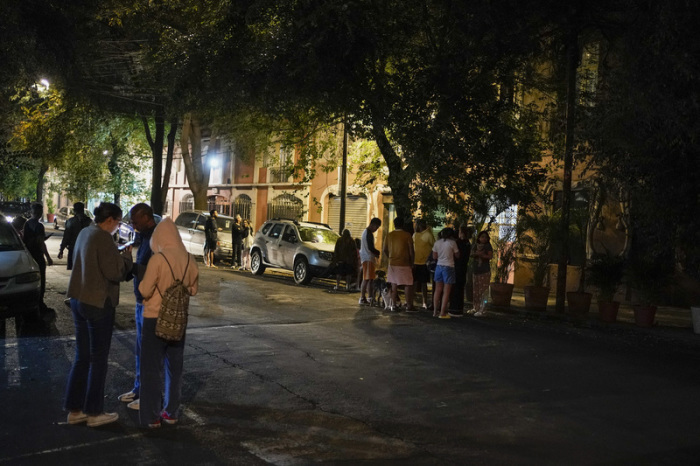 Menschen versammeln sich nach einem Erdbeben am frühen Morgen im Freien. Foto: Eduardo Verdugo