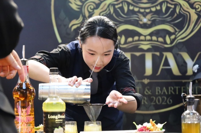 Eine Teilnehmerin präsentiert beim Mixology-Wettbewerb ihr Cocktailrezept vor der internationalen Fachjury. Bild TMN.TV
