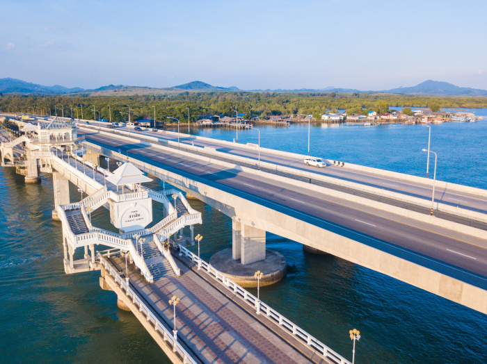 Zwischen der Sarasin-Brücke und dem Kontrollpunkt Tha Chatchai wird ein möglicher Straßenausbau untersucht. Foto: Sunanta/Adobe Stock