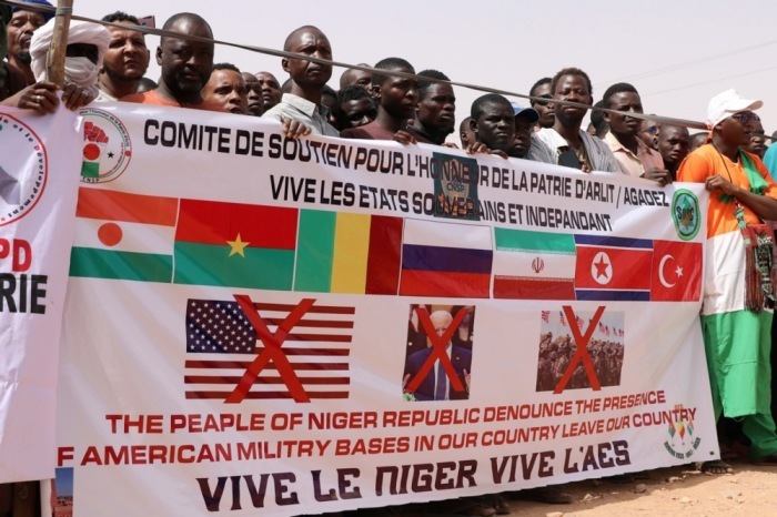 Demonstranten halten ein Transparent während einer Protestkundgebung in Agadez, um den Abzug der US-Truppen aus Niger zu fordern. Foto: epa/Issifou Djibo