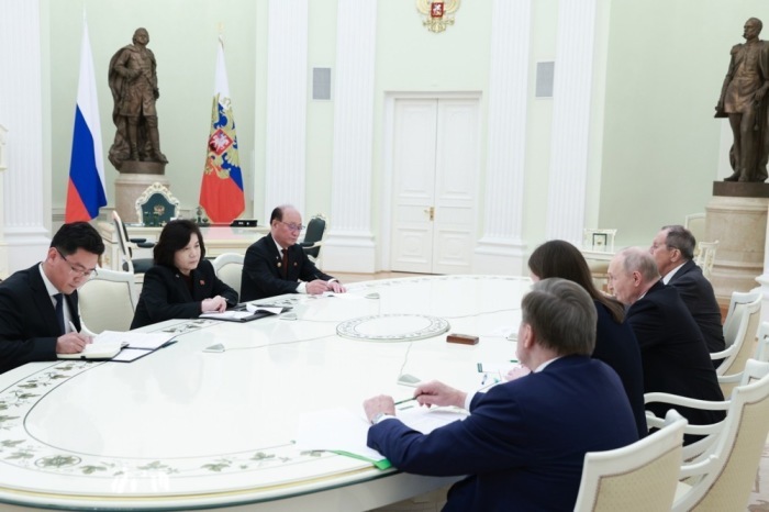 Russlands Präsident Wladimir Putin trifft die nordkoreanische Außenministerin Choe Son Hui im Kreml in Moskau. Foto: EPA/Alexander Shcherbak/sputnik/kremlin Pool