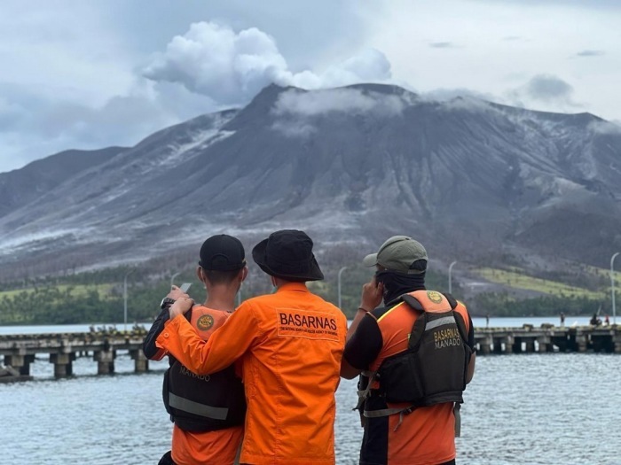 Rettungskräfte beobachten den Ausbruch des Mount Ruang in Tagulandang. Foto: epa/Basarnas Handout