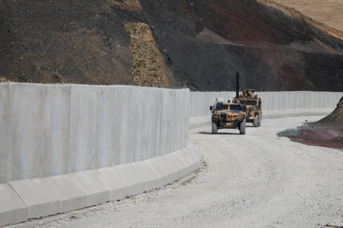 Türkische Soldaten patrouillieren mit Militärfahrzeugen neben einer Mauer an der türkisch-iranischen Grenzlinie in der Stadt Van. Foto: epa/Sedat Suna