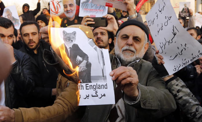 Iranische Hardliner versammeln sich während einer Anti-Britannien-Demonstration in Teheran vor der britischen Botschaft. Foto: epa/Abedin Taherkenareh