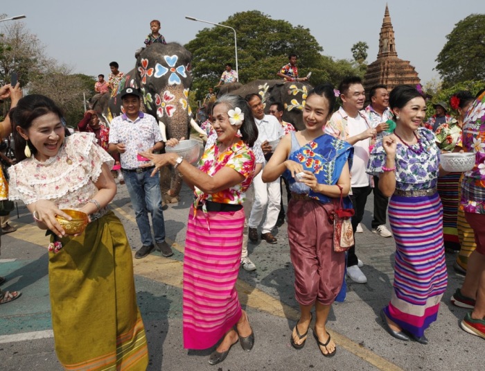 In Ayutthaya haben die Songkran-Feierlichkeiten bereits begonnen. Foto: epa-efe/Rungroj Yongrit