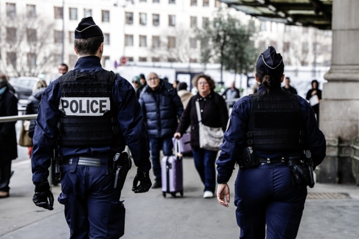 Polizisten patrouillieren in der Umgebung des Bahnhofs Gare de Lyon in Paris. Foto: EPA-EFE/Teresa Suarez