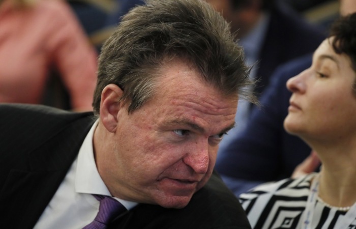 Der Vorstandsvorsitzende der Deutsch-Russischen Handelskammer, Matthias Schepp (links), nimmt an der „Russian Business Week“ in St. Petersburg teil. Foto: epa/Yuri Kochetkov