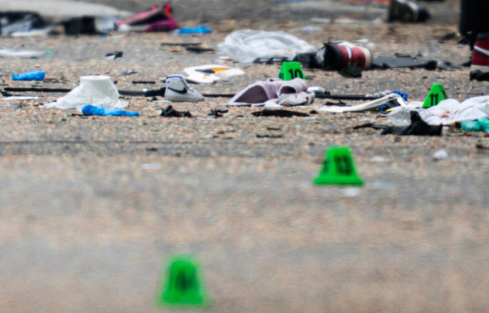 Schuhe und Beweismarkierungen liegen auf der Straße, während die Polizei ermittelt, nachdem ein Autofahrer während eines philippinischen Gemeindefestes in eine Menschenmenge gefahren ist und mehrere Men... Foto: Rich Lam/The Canadian Press/ap/dpa