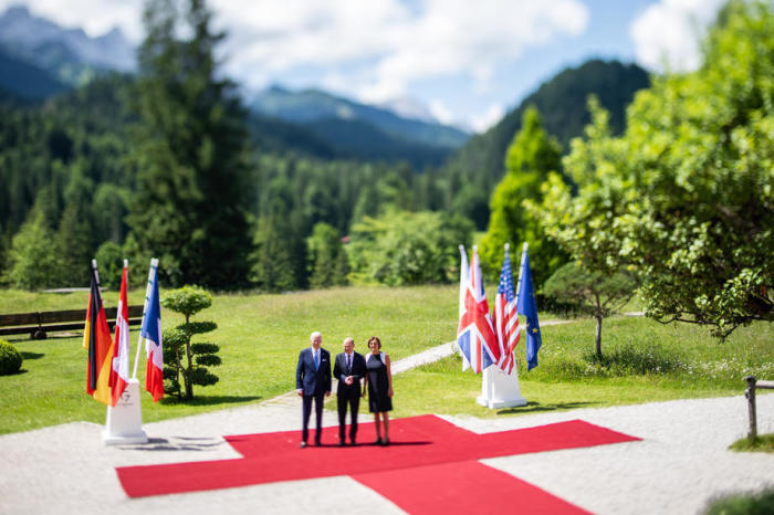 Bundeskanzler Olaf Scholz (C) und seine Frau Britta Ernst (R) begrüßen US-Präsident Joe Biden (L) auf Schloss Elmau in Krün. Foto: epa/Christian Bruna