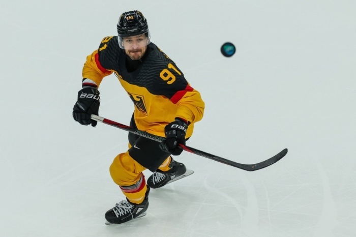 Moritz Müller kämpft im olympischen Viertelfinale der Eishockey-Männer zwischen Deutschland und der Slowakei um den Puck. Foto: epa/Wu Hao
